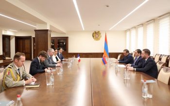 В ходе встречи Папикяна и Ле Глойо были обсуждены двусторонние отношения между Арменией и Францией в области обороны