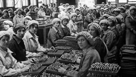 Des femmes terminent des cartouches d'armes légères dans une usine à Londres, en mai 1918.