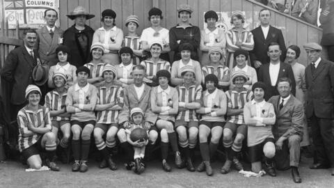 L'équipe internationale féminine de Plymouth avec l'équipe française de football internationale féminine, à Plymouth, le 21 mai 1921.