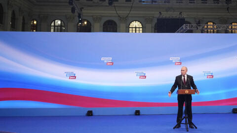 Le président russe Vladimir Poutine s'exprime lors d'une visite de son quartier général de campagne après l'élection présidentielle à Moscou à Moscou, lundi 18 mars 2024.