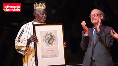Yacouba Sawadogo (à gauche) reçoit le Right Livelihood Award, le 23 novembre 2018.