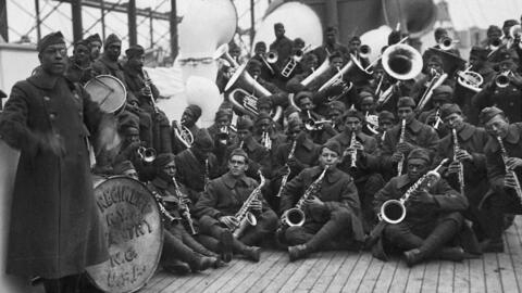 Le lieutenant James Reese en Europe avec le groupe de jazz du 369 régiment d'infanterie.