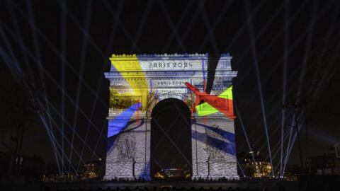 Paris, l'Arc de triomphe aux couleurs de l'année olympique, le 31 décembre 2023.