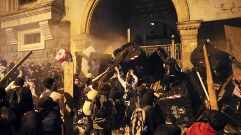 Des manifestants construisent une barricade pour fermer l'entrée du bâtiment du Parlement lors d'une manifestation de l'opposition contre la « loi russe » à Tbilissi, en Géorgie, tôt le jeudi 2 mai 20