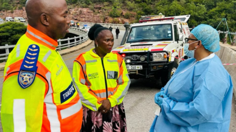 موقع حادث الحافلة على طول الطريق السريع R518 في منطقة واتربيرج، مقاطعة ليمبوبو، جنوب أفريقيا، 28 آذار/مارس 2024.