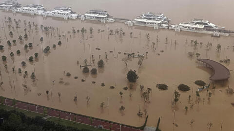 Inundación a lo largo del río Beijiang en la ciudad de Qingyuan, en la provincia de Guangdong, en el sur de China, el 22 de abril de 2024. Las fuertes tormentas han causado algunas víctimas mortales en varias ciudades, mientras que decenas de miles de personas han sido evacuadas en Guangdong hacia refugios de emergencia.