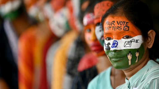 Des étudiants sensibilisent les primo-votants à l'importance de voter aux élections générales, à Chennai, en Inde, le 19 mars 2024.