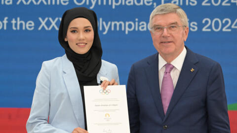 Le président du Comité international olympique (CIO) Thomas Bach et la représentante de l'équipe olympique des réfugiés, Masomah Ali Zada.