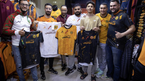مشجعو فريق نهضة بركان المغربي يحملون قميص الفريق البرتقالي، بركان في 27 أبريل 2024.