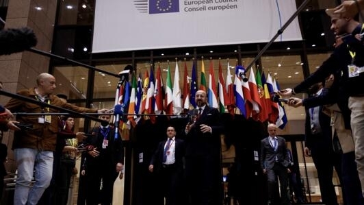 El presidente del Consejo Europeo, Charles Michel, habla con los periodistas al final del primer día de una cumbre de la Unión Europea en la sede de la UE, en Bruselas, el 18 de abril de 2024.