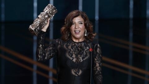 المخرجة التونسية كوثر بن هنية تفوز بجائزة أفضل فيلم وثائقي عن فيلم "بنات ألفة" في حفل جوائز سيزار ال49 بباريس في 23 فبراير/شباط 2024.