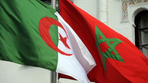 Les drapeaux de l'Algérie et du Maroc lors d'une rencontre diplomatique entre les deux pays, le 24 janvier 2012.