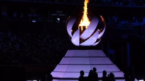 لقطة للشعلة الأولمبية لألعاب باريس 2024 في المرجل خلال حفل اختتام دورة الألعاب الأولمبية في طوكيو عام 2021. 8 آب/أغسطس 2021.