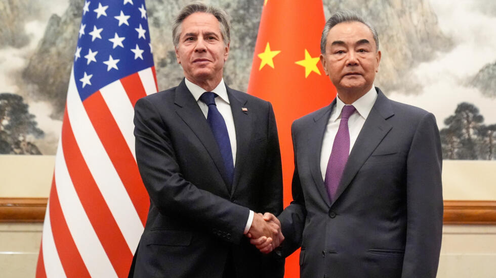 El secretario de Estado de EE.UU., Antony Blinken (izquierda), se reúne con el ministro de Asuntos Exteriores de China, Wang Yi, en la Casa de Huéspedes del Estado Diaoyutai, el 26 de abril de 2024, en Beijing, China.