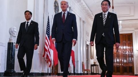 الرئيس الأمريكي جو بايدن مع رئيس الوزراء الياباني فوميو كيشيدا (على اليمين) والرئيس الفلبيني فرديناند ماركوس جونيور (على اليسار) في البيت الأبيض في واشنطن العاصمة. 11 نيسان/أبريل 2024.
