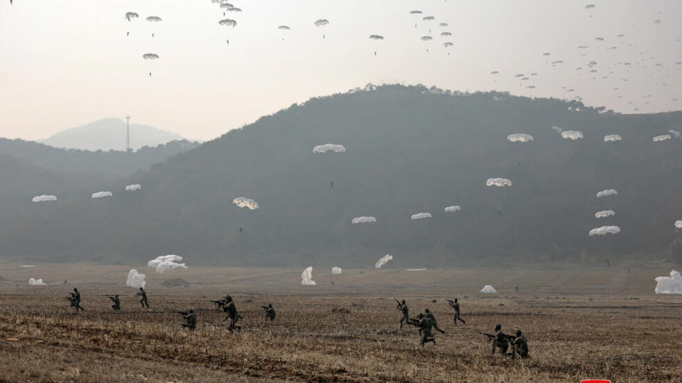 تدريبات للجيش الشعبي الكوري في مكان لم يكشف عنه بكوريا الشمالية، في 15 آذار/مارس 2024.