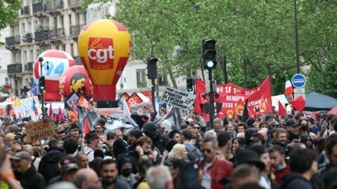 Des personnes participent à la manifestation annuelle du 1er-Mai, à Paris, le 1er mai 2024.