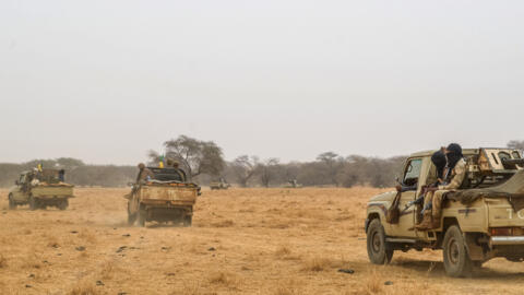 شاحنات بيك أب تابعة لمسلحين من حركة إنقاذ أزواد تقوم بدوريات على طول الحدود بين مالي والنيجر في المنطقة المهجورة بمنطقة ميناكا في مالي خلال دورية لمكافحة الجهاديين في 4 فبراير 2018.