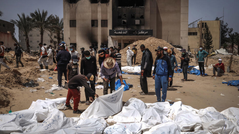 Des habitants et travailleurs de la santé déterrent des corps trouvés à l'hôpital Nasser de Khan Younès, dans le sud de la bande de Gaza, le 23 avril 2024.