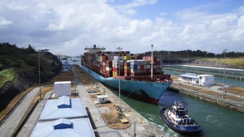 Un buque de carga transita por las esclusas de Agua Clara del Canal de Panamá en Agua Clara, Panamá, el viernes 24 de marzo de 2023.