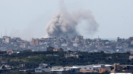 قصف إسرائيلي عنيف على قطاع غزة رغم قرار مجلس الأمن وقف إطلاق النار في القطاع. في 26 مارس/آذار 2024.