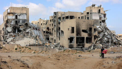 Un Palestinien porte ses affaires à Beit Lahya, dans le nord de la bande de Gaza, le 4 mai 2024.