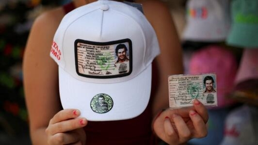 Réplicas del documento de identidad del difunto narcotraficante colombiano Pablo Escobar están a la venta en Medellín, Colombia, el 12 de abril de 2024.