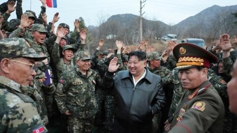 كيم جونغ أون يحيي قواته خلال تفقده وحدة دبابات تابعة لجيش كوريا الشمالية في 24 مارس/آذار 2024.