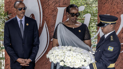 El presidente de Ruanda, Paul Kagame, y la primera dama de Ruanda, Jeannette Kagame, observan cómo un miembro de la banda militar de Ruanda lleva una corona de flores durante las conmemoraciones del aniversario número 30 del genocidio de Ruanda de 1994 en el Memorial del Genocidio de Kigali, el 7 de abril de 2024. 