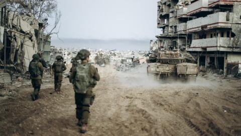 جنود إسرائيليون داخل قطاع غزة، صورة نشرها الجيش الإسرائيلي في 1 يناير 2024.