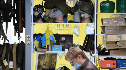 Des masques à gaz vendus à Kiev en février 2022, au début de la tentative d'invasion russe en Ukraine.