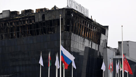 علم روسي تم تنكيسه أمام صالة كروكوس سيتي هول في موسكو في 29 آذار/مارس 2024 بعد أسبوع على هجوم أوقع 144 قتيلا.