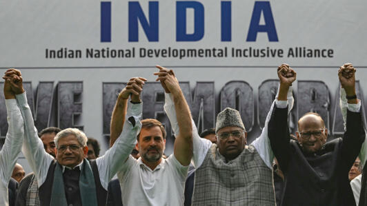 Rahul Gandhi (deuxième en partant de la gauche) lors d'une manifestation de l'alliance électorale India en décembre 2023.