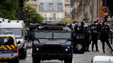 الشرطة الفرنسية تطوق قنصلية إيران في باريس حيث يهدد رجل بتفجير نفسه في 19 أبريل/نيسان 2024.