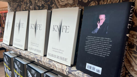 Le nouveau livre de l'auteur américano-britannique Salman Rushdie, "Knife", dans une librairie de Los Angeles, en Californie, le 15 avril 2024.