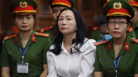 La magnate vietnamita Truong My Lan observa en un tribunal de la ciudad de Ho Chi Minh el 11 de abril de 2024.