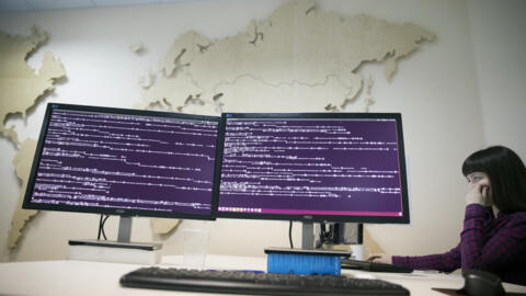 Une photo d'archive montrant un code informatique affiché dans le bureau de la société de cybersécurité mondiale Group-IB à Moscou, en Russie, en 2017.