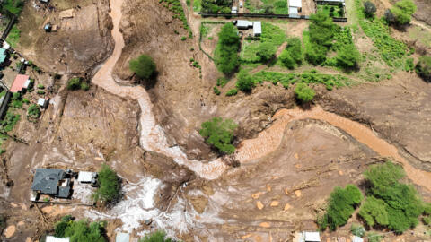 Una vista de dron muestra casas dañadas después de que las fuertes inundaciones repentinas arrasaran varios hogares al reventar una presa, tras las fuertes lluvias en la aldea Kamuchiri de Mai Mahiu, condado de Nakuru, Kenia 29 de abril de 2024. REUTERS/Edwin Waita