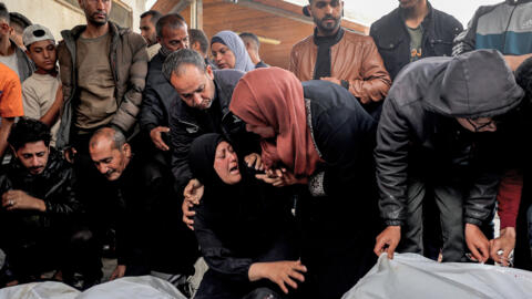 Archivo-Una mujer consuela a otra frente a los cuerpos de familiares asesinados la noche anterior durante un bombardeo israelí, en el hospital Al-Najjar en Rafah, en el sur de la Franja de Gaza, el 16 de abril de 2024.