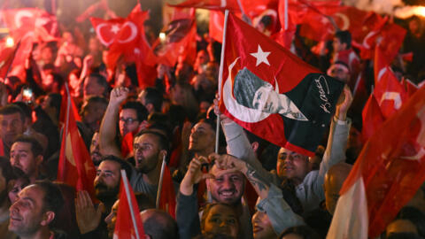 Des partisans du Parti républicain du peuple (CHP, opposition) devant le bâtiment principal de la municipalité après les élections municipales en Turquie, à Istanbul le 31 mars 2024.