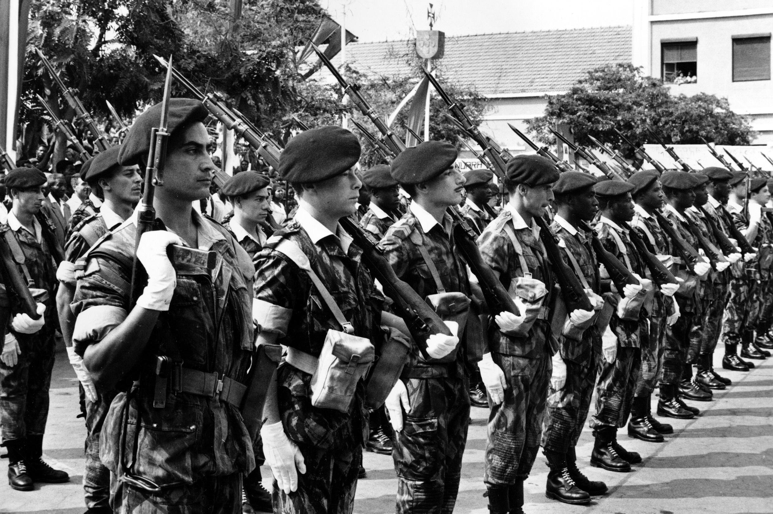 Des soldats portugais dans le nord de l'Angola, en février 1961, engagés contre la rébellion.