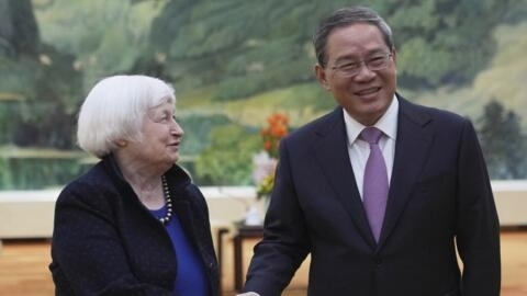 La secretaria del Tesoro de Estados Unidos, Janet Yellen (i), le da la mano al primer ministro chino, Li Qiang, en el Gran Salón del Pueblo en Beijing, el 7 de abril de 2024.