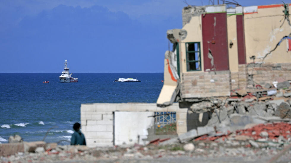Le navire humanitaire Open Arms, en provenance de Chypre, s'approche des côtes de Gaza, le 15 mars 2024.