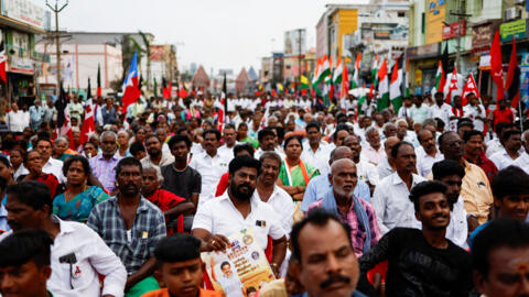 La gente escucha los discursos pronunciados por líderes políticos durante un mitin de campaña electoral, antes de las elecciones generales de la India, en Tiruvannamalai, India, el 17 de abril de 2024.