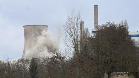 De la fumée s'échappe de la tour de refroidissement de la centrale à charbon Émile Huchet, dans le nord-est de la France, le 11 février 2024.