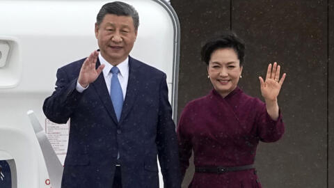 Le président chinois Xi Jinping et son épouse Peng Liyuan lors de leur arrivée en France à l'aéroport d'Orly, le 5 mai 2024.