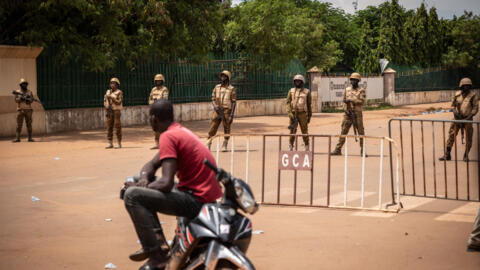 Foto de contexto de soldados burkineses desplegados en Uagadugú el 30 de septiembre de 2022.