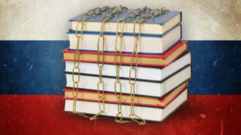 Des livres entourés de chaîne sur fond de drapeau russe pour symboliser le retour de la censure littéraire en Russie