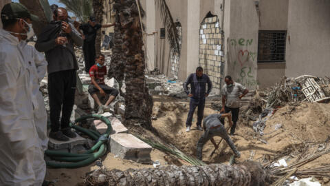 Varias personas y trabajadores sanitarios desentierran los cadáveres hallados en el hospital Nasser de Jan Yunis, en el sur de la Franja de Gaza, el 23 de abril de 2024, en medio del actual conflicto 