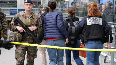 خبراء الشرطة القضائية الفرنسية يدخلون المنطقة المطوقة بعد هجوم بسكين في محطة قطار غار دي ليون بباريس، وهي مركز سفر رئيسي في 3 فبراير 2024.